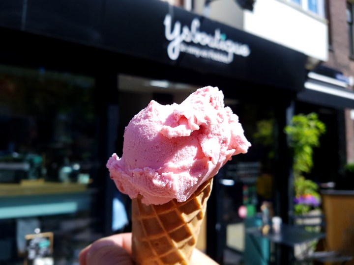 Aardbeienijs. Van de Ijsboutique.